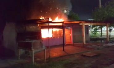 Incendio en una pollería de la zona sur: intervino personal de Bomberos y Policía