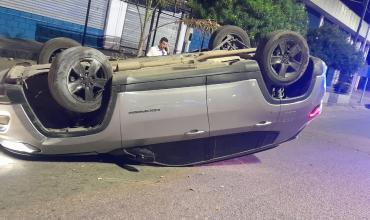 Un conductor volcó tras chocar contra un cantero en avenida Ramírez de Velazco: manejaba usando el celular y con aliento etílico