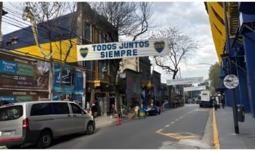 La Bombonera amaneció con particulares pasacalles para los hinchas a horas del Boca-Independiente