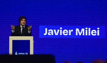 Javier Milei en AmCham: más aplausos a Caputo, pedido de alfajores y un discurso que desconcertó