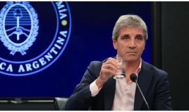 El tenso cruce entre Caputo y un periodista durante la presentación del Gobierno
