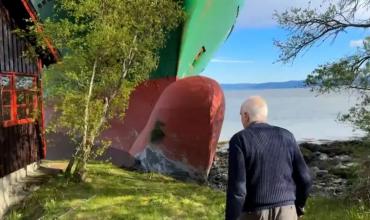 Un buque de carga encalla en el jardín de una vivienda en Noruega