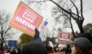 Harvard demanda a la Administración Trump por prohibición de admitir estudiantes extranjeros. 