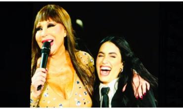 “Por primera vez en la vida me cuelgo de alguien”: Moria Casán cantó junto a Lali en Vélez y la homenajeó