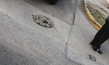 Choque entre auto y moto en el barrio Las Agaves: daños materiales y asistencia médica sin traslado