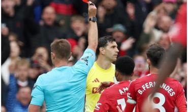 Dibu Martínez vio la primera tarjeta roja de su vida y Aston Villa perdió con polémica ante Manchester United y se quedó sin lugar en la próxima Champions League