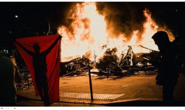 Dos muertos y cientos de detenidos en Francia durante los disturbios en los que degeneraron los festejos por la victoria del PSG en la Champions League