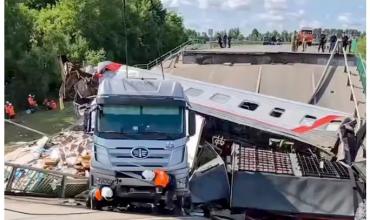 Murieron 7 personas en un descarrilamiento de tren en Rusia tras fuertes explosiones y apuntan contra Ucrania