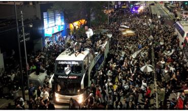 Platense sigue de fiesta: una multitud armó una caravana para recibir al histórico campeón del fútbol argentino