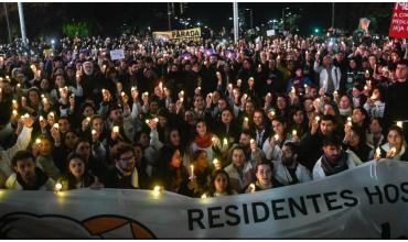 Noche de velas por el Garrahan en el Obelisco: el Gobierno confirmó el aumento con un bono y los residentes deciden si lo aceptan