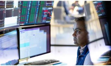 Bajó el dólar y subieron las acciones con el empuje de la recuperación de Wall Street