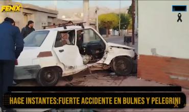 Violento choque en barrio Pango: un auto terminó sobre la vereda y chocó contra una vivienda