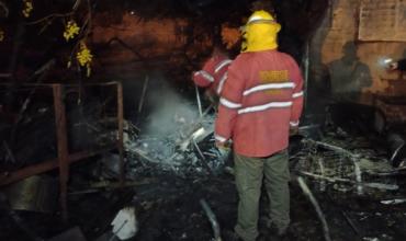 Quema de chatarra y madera en el barrio 20 de Mayo movilizó a bomberos en la madrugada