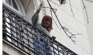 Cristina Kirchner volvió a saludar desde el balcón y recibió a Juan Grabois y Ofelia Fernández