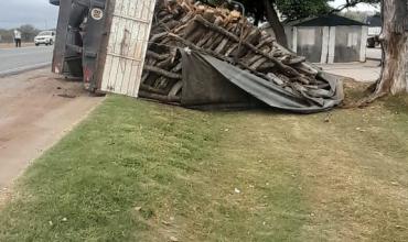 Vuelco de un camión en Chamical: el conductor fue hospitalizado