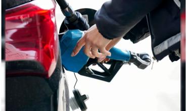 Grieta por el autoservicio de nafta: los jóvenes lo aman y los mayores lo rechazan