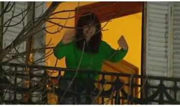 Cristina Kirchner salió al balcón por primera vez desde que le dictaron prisión domiciliaria