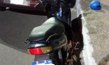 Choque entre un auto y una moto en el barrio Pango: solo daños materiales