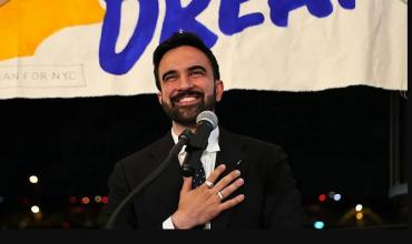 Quién es Zohran Mamdani, el joven socialista y musulmán que venció a uno de los de los más experimentados políticos demócratas en la candidatura por la alcaldía de Nueva York