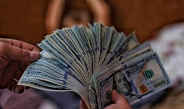 Cuántos dólares tienen los argentinos “debajo del colchón”, según el Indec