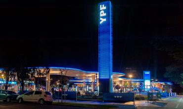 YPF usa el método Uber: baja la nafta a la noche, aumentos por alta demanda y menos espera para cargar