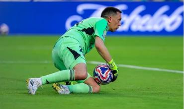 El incómodo momento de Agustín Marchesín con un hincha al llegar a Ezeiza tras la eliminación del Mundial