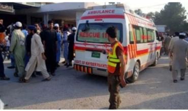 Al menos trece soldados muertos en un atentado suicida con coche bomba en Pakistán