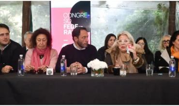 Carrió se mete en el juego de Milei: "Es evidente que se siente un mandril"