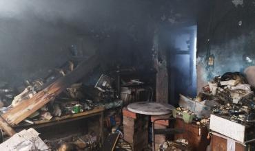 Se incendió una vivienda deshabitada y un hombre resultó herido