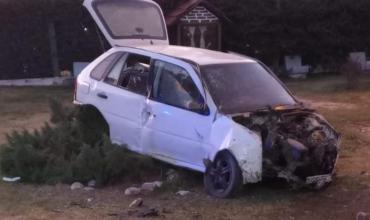 Perdió el control del auto y terminó dentro de una plazoleta en La Puntilla
