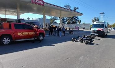 Dos motociclistas resultaron heridos tras colisionar en el centro de la ciudad