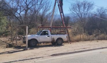Una máquina agrícola dañó el tendido eléctrico en Las Peñas y dejó sin luz a toda la localidad