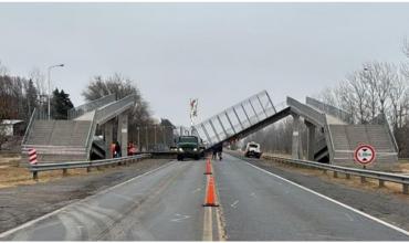 Un camión chocó contra un puente peatonal, se derrumbó y cortaron el tránsito en una ruta de Córdoba