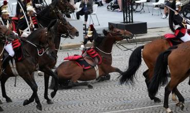 Francia exhibe su poderío militar en un desfile del Día de la Bastilla marcado por incidentes