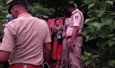 Hallan a una mujer rusa y sus hijas viviendo en una cueva en India: investigan su situación migratoria y familiar