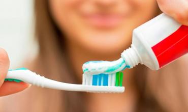La ANMAT prohibió una famosa pasta dental tras denuncias de aftas, ardor y encías inflamadas