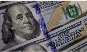 El dólar retrocedió empujado por las tasas que se dispararon hasta superar el 70%