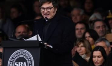El Presidente anunció en la Rural una baja de retenciones a la soja, la carne y otros granos