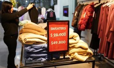 Rebajas récord en la avenida Santa Fe: el “efecto Shein” transforma la liquidación de invierno