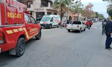 Una mujer resultó herida tras un choque entre una moto y una camioneta en avenida Perón