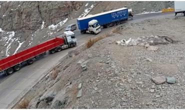 Un camión derrapó en los caracoles de Chile y complicó el tránsito
