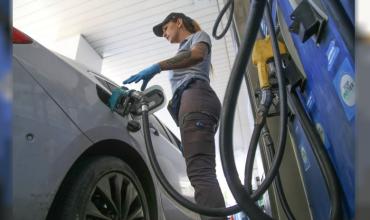 Impacto en los surtidores: el Gobierno actualizó parcialmente los impuestos a los combustibles