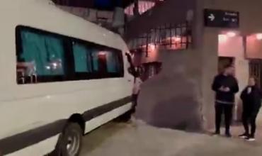 Violento choque en Mataderos: una combi se incrustó en una vivienda y dejó tres heridos