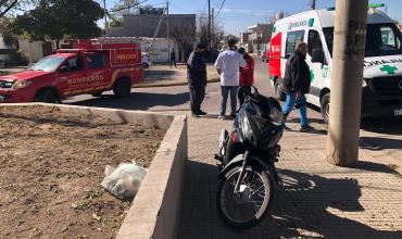 Una mujer resultó herida tras caer en moto en el centro capitalino