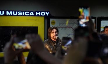 Sorpresa en el subte: Juanes dio un show improvisado bajo tierra