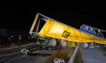 Chocaron dos camiones en la autopista Rosario-Córdoba y murió uno de los conductores