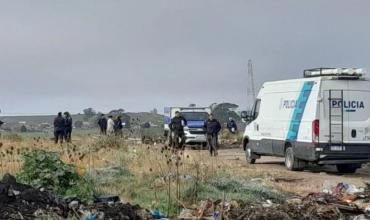 Un cuerpo calcinado, con las manos atadas y una soga al cuello apareció en un basural de Mar del Plata: lo arrojaron desde un auto