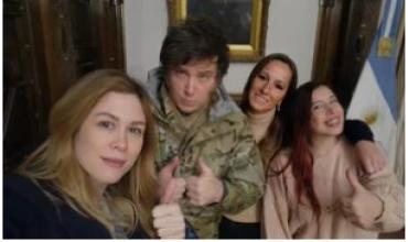 Sin acto oficial, Milei almorzó con los granaderos de Casa Rosada por el 17 de agosto