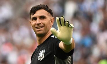 La derrota del Manchester United tras un error de su arquero podría acelerar la llegada de Dibu Martínez: el apoyo de una leyenda del club