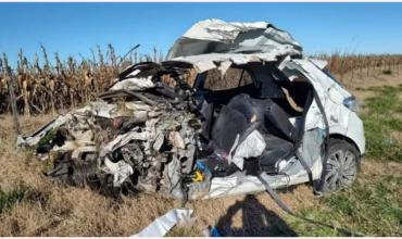 Un auto chocó con un camión en Pehuajó: murieron un padre y sus dos hijos